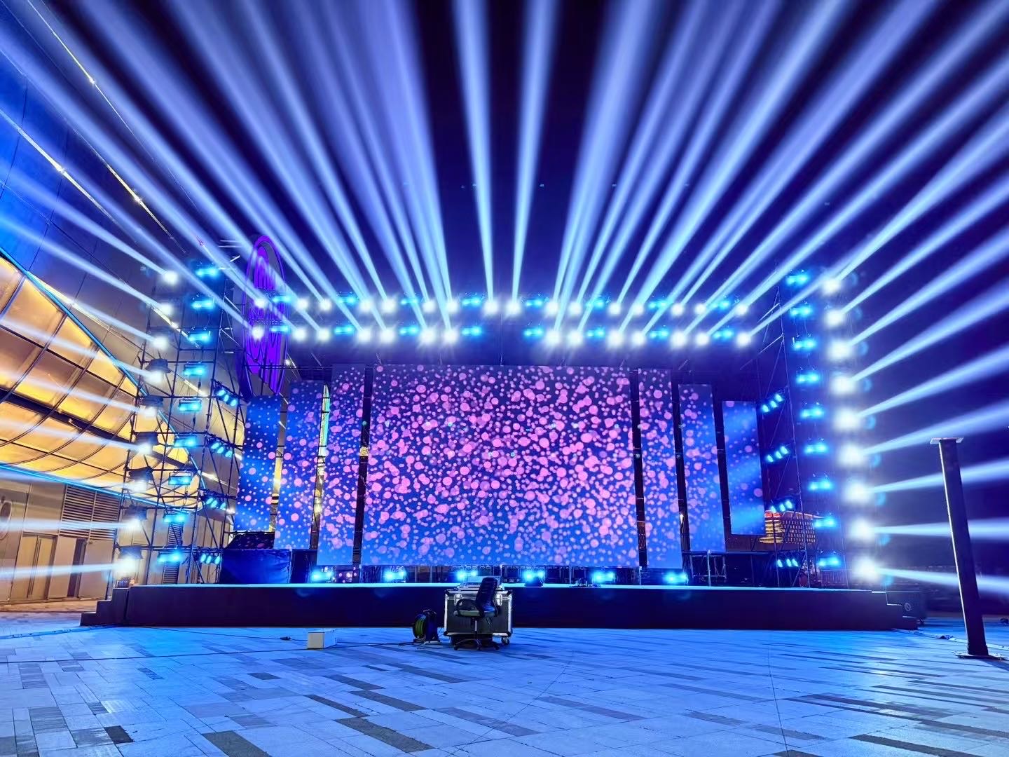 扬州Led屏、舞台、灯光、桁架、蓬房、桌椅租赁商