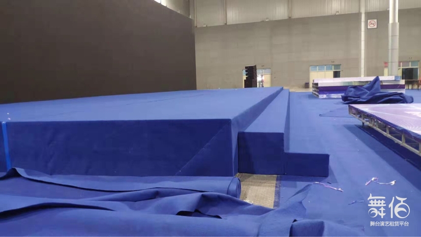 舞台地毯出售-舞台灯光设备租赁_舞美音响背景租赁_舞台搭建led灯租赁